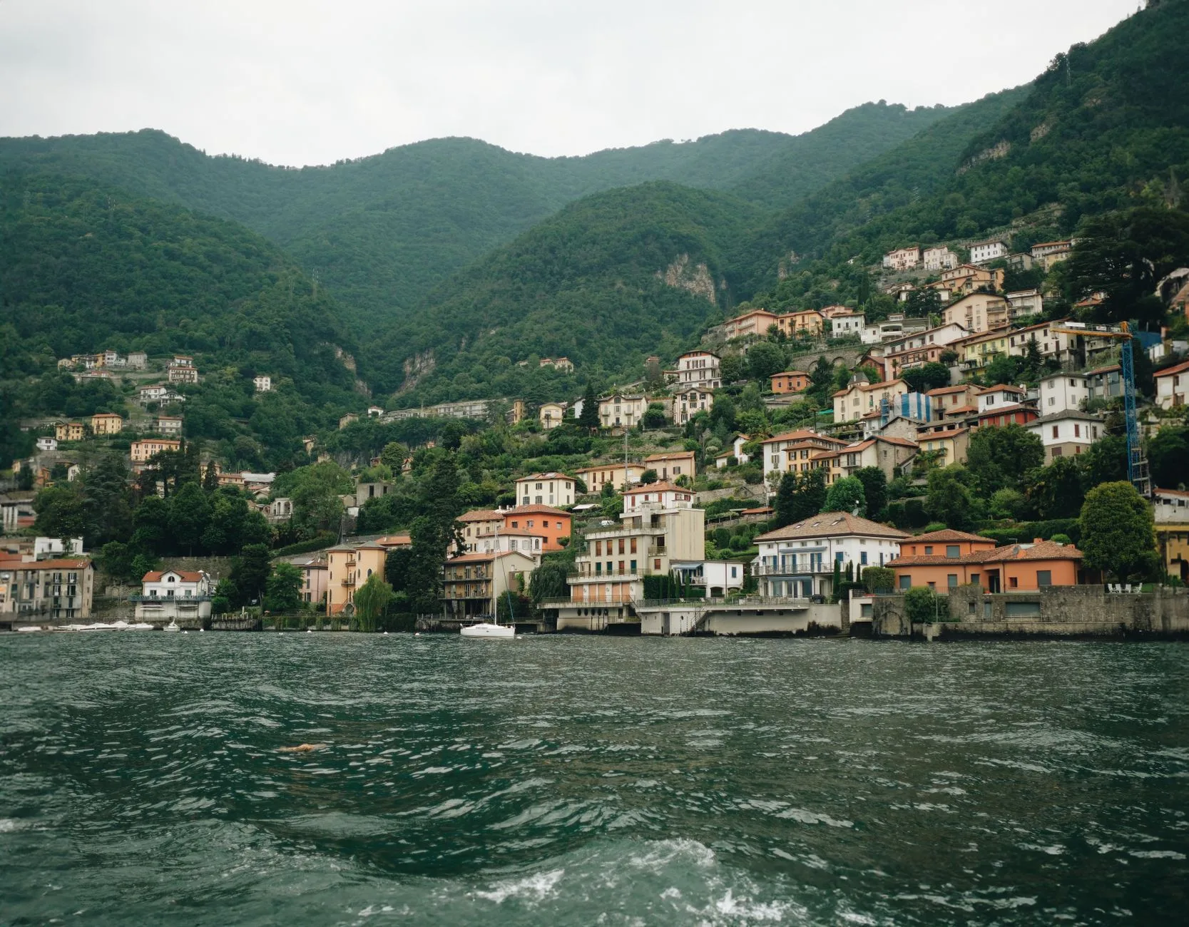 Lac italien bordé de montagnes et de villages, destination accessible sans visa aux voyageurs français