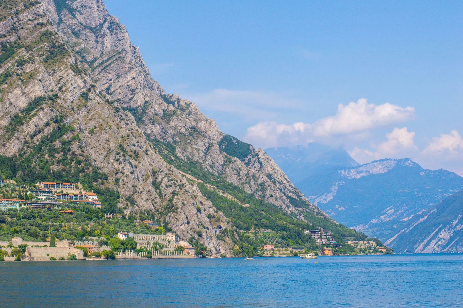Le nord du lac de Garde, entre montagnes et eau bleue près de Riva del Garda