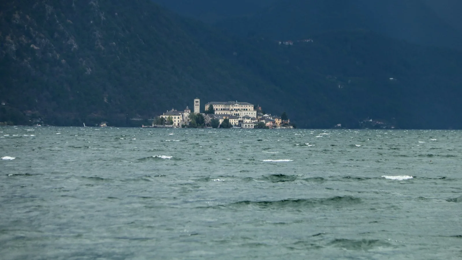 L'île San Giulio sur le lac d'Orta, face à Orta San Giulio
