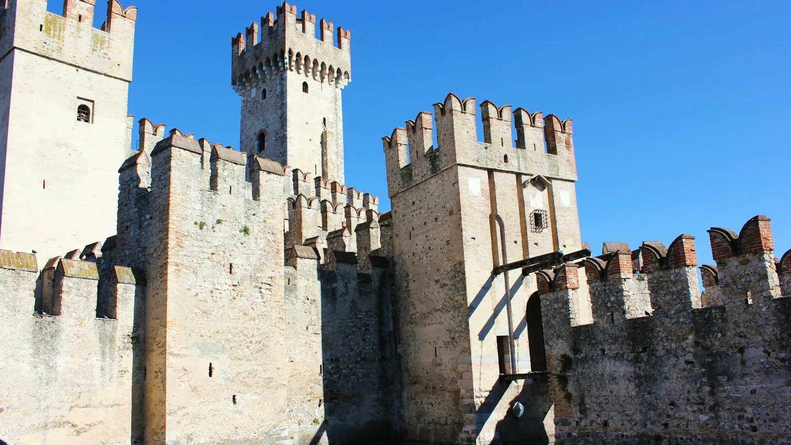 La Rocca Scaligera et l'entrée du village